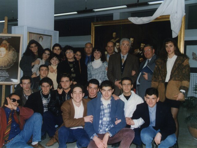 Inaugurazione mostra didattica “Operazione neomanierista” - Coordinata dal prof. Francesco Manigrasso, la classe 5ª A ceramica presenta una serie di lavori nella mostra “Operazione neomanierista”. Foto di gruppo degli alunni autori delle opere esposte. Tra di loro, in seconda fila, i proff. Angelo Galiandro, FrancScarica il file