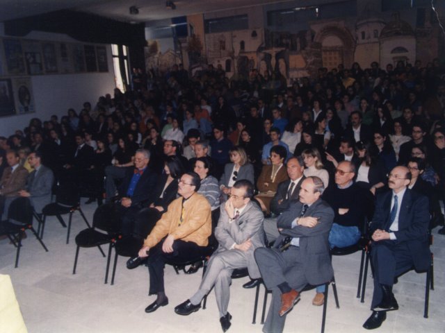 Mostra didattica celebrativa dei 100 anni della scuola - In occasione dei 100 anni della nostra scuola vengono organizzate alcune mostre didattiche da parete di tutte le sezioni. La platea. In prima e seconda fila si riconoscono: proff. Luigi Di Palma, Giacomo D’Elia, ?, Enzo D’Alò, Pietro Guida ed il Preside dScarica il file