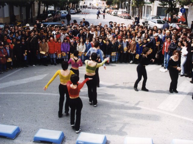 Giornata dell’arte e della creatività - Indetta dal Ministero della Pubblica Istruzione, si svolge, nelle strade di Grottaglie, la Giornata dell’Arte e della Creatività. Gli studenti realizzano i loro lavori per strada attraendo l’attenzione dei passanti. L’attività artistica si sviluppa su un Scarica il file