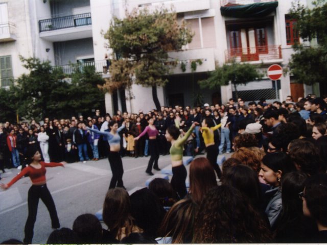 Giornata dell’arte e della creatività - Indetta dal Ministero della Pubblica Istruzione, si svolge, nelle strade di Grottaglie, la Giornata dell’Arte e della Creatività. Gli studenti realizzano i loro lavori per strada attraendo l’attenzione dei passanti. L’attività artistica si sviluppa su un Scarica il file