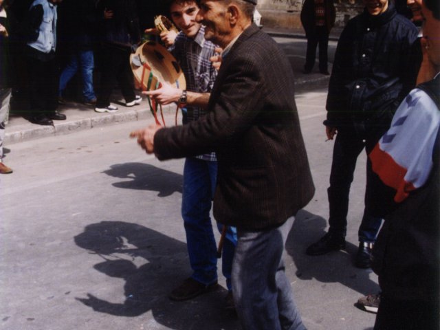 Giornata dell’arte e della creatività - Indetta dal Ministero della Pubblica Istruzione, si svolge, nelle strade di Grottaglie, la Giornata dell’Arte e della Creatività. Gli studenti realizzano i loro lavori per strada attraendo l’attenzione dei passanti. L’attività artistica si sviluppa su un Scarica il file