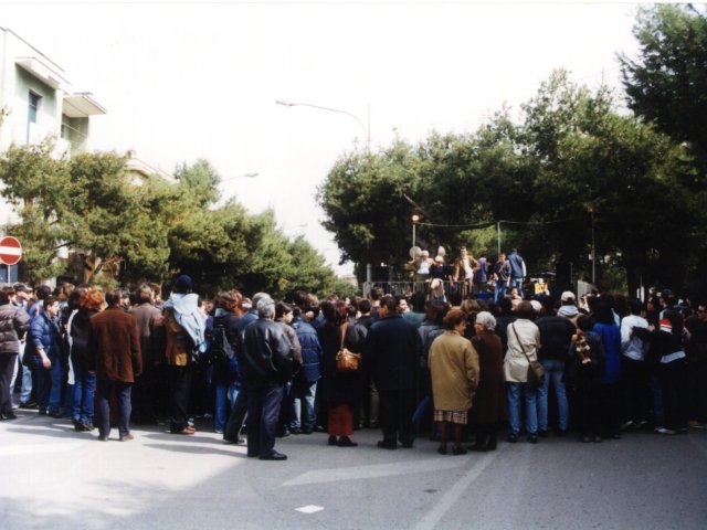 Giornata dell’arte e della creatività - Indetta dal Ministero della Pubblica Istruzione, si svolge, nelle strade di Grottaglie, la Giornata dell’Arte e della Creatività. Gli studenti realizzano i loro lavori per strada attraendo l’attenzione dei passanti. L’attività artistica si sviluppa su un Scarica il file