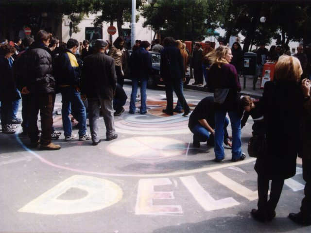 Giornata dell’arte e della creatività - Indetta dal Ministero della Pubblica Istruzione, si svolge, nelle strade di Grottaglie, la Giornata dell’Arte e della Creatività. Gli studenti realizzano i loro lavori per strada attraendo l’attenzione dei passanti. L’attività artistica si sviluppa su un Scarica il file