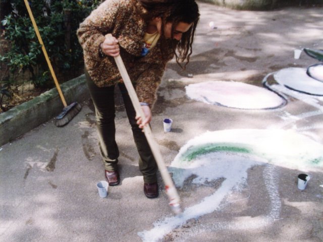 Giornata dell’arte e della creatività - Indetta dal Ministero della Pubblica Istruzione, si svolge, nelle strade di Grottaglie, la Giornata dell’Arte e della Creatività. Gli studenti realizzano i loro lavori per strada attraendo l’attenzione dei passanti. L’attività artistica si sviluppa su un Scarica il file