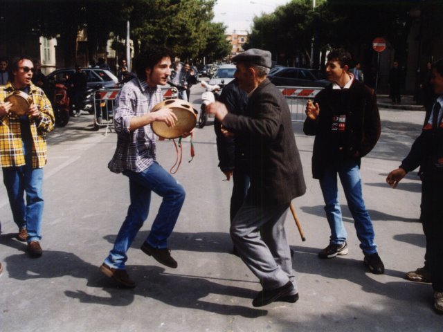 Giornata dell’arte e della creatività - Indetta dal Ministero della Pubblica Istruzione, si svolge, nelle strade di Grottaglie, la Giornata dell’Arte e della Creatività. Gli studenti realizzano i loro lavori per strada attraendo l’attenzione dei passanti. L’attività artistica si sviluppa su un Scarica il file