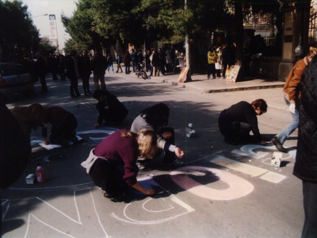 Giornata dell’arte e della creatività - Indetta dal Ministero della Pubblica Istruzione, si svolge, nelle strade di Grottaglie, la Giornata dell’Arte e della Creatività. Gli studenti realizzano i loro lavori per strada attraendo l’attenzione dei passanti. L’attività artistica si sviluppa su un Scarica il file