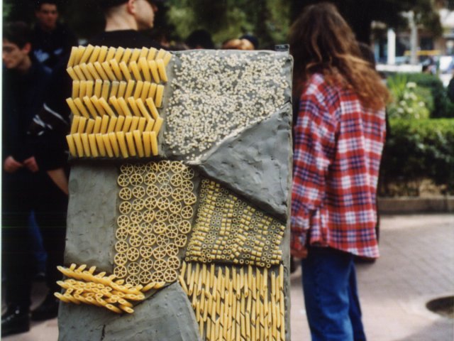 Giornata dell’arte e della creatività - Indetta dal Ministero della Pubblica Istruzione, si svolge, nelle strade di Grottaglie, la Giornata dell’Arte e della Creatività. Gli studenti realizzano i loro lavori per strada attraendo l’attenzione dei passanti. L’attività artistica si sviluppa su un Scarica il file