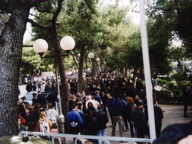 Giornata dell’arte e della creatività - Indetta dal Ministero della Pubblica Istruzione, si svolge, nelle strade di Grottaglie, la Giornata dell’Arte e della Creatività. Gli studenti realizzano i loro lavori per strada attraendo l’attenzione dei passanti. L’attività artistica si sviluppa su un Scarica il file