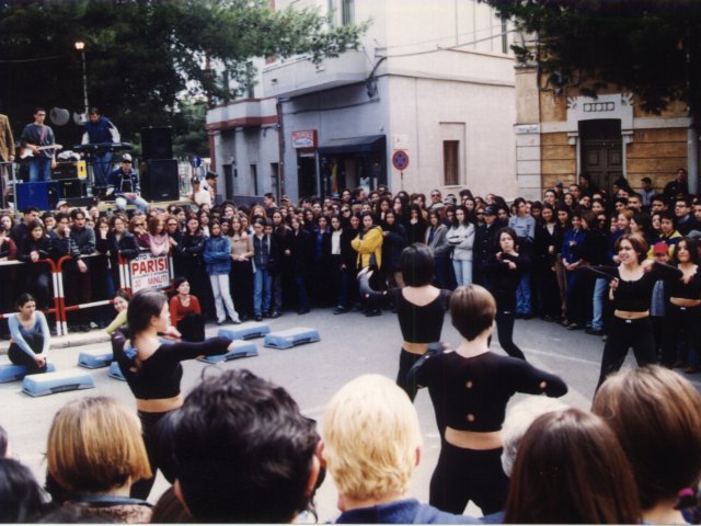 Giornata dell’Arte e della Creatività  - Indetta dal Ministero della Pubblica Istruzione, si svolge, nelle strade di Grottaglie, la Giornata dell’Arte e della Creatività. Gli studenti realizzano i loro lavori per strada attraendo l’attenzione dei passanti. L’attività artistica si sviluppa su un Scarica il file