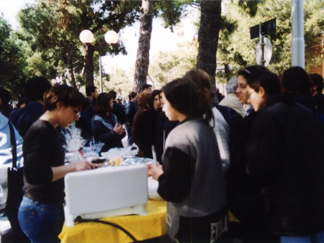 Giornata dell’Arte e della Creatività  - Indetta dal Ministero della Pubblica Istruzione, si svolge, nelle strade di Grottaglie, la Giornata dell’Arte e della Creatività. Gli studenti realizzano i loro lavori per strada attraendo l’attenzione dei passanti. L’attività artistica si sviluppa su un Scarica il file