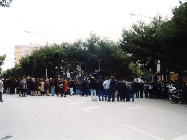 Giornata dell’Arte e della Creatività  - Indetta dal Ministero della Pubblica Istruzione, si svolge, nelle strade di Grottaglie, la Giornata dell’Arte e della Creatività. Gli studenti realizzano i loro lavori per strada attraendo l’attenzione dei passanti. L’attività artistica si sviluppa su un Scarica il file