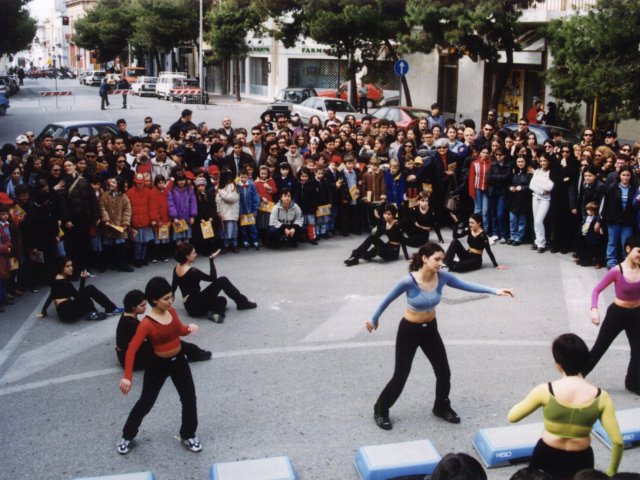 Giornata dell’Arte e della Creatività - Indetta dal Ministero della Pubblica Istruzione, si svolge, nelle strade di Grottaglie, la Giornata dell’Arte e della Creatività. Gli studenti realizzano i loro lavori per strada attraendo l’attenzione dei passanti. L’attività artistica si sviluppa su un Scarica il file