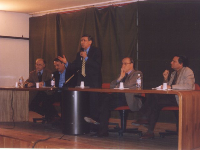 Inaugurazione mostra didattica “Piega su piega” - Curata dal prof. Francesco Manigrasso viene inaugurata la mostra didattica dal titolo “Piega su Piega”. Sul palco dell’auditorium, da sinistra: il Preside del Liceo Scientifico Pietro Lucchese, il Sindaco di Grottaglie Giuseppe Vinci, il Preside Antonio AScarica il file