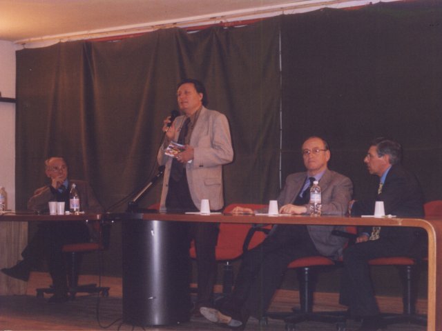 Inaugurazione mostra didattica “Piega su piega” - Curata dal prof. Francesco Manigrasso viene inaugurata la mostra didattica dal titolo “Piega su Piega”. Sul palco dell’auditorium, da sinistra: il Preside del Liceo Scientifico Pietro Lucchese, ?, il Provveditore agli Studi di Taranto Alfengo Carducci e iScarica il file