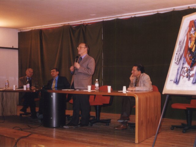 Inaugurazione mostra didattica “Piega su piega” - Curata dal prof. Francesco Manigrasso viene inaugurata la mostra didattica dal titolo “Piega su Piega”. Sul palco dell’auditorium, da sinistra: il Preside del Liceo Scientifico Pietro Lucchese, il Preside Arces, il Provveditore agli Studi di Taranto AlfenScarica il file