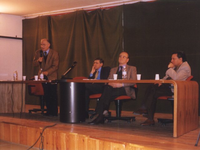 Inaugurazione mostra didattica “Piega su piega” - Curata dal prof. Francesco Manigrasso viene inaugurata la mostra didattica dal titolo “Piega su Piega”. Sul palco dell’auditorium, da sinistra: il Preside del Liceo Scientifico Pietro Lucchese che fa il suo intervento, il Preside Arces, il Provveditore agScarica il file