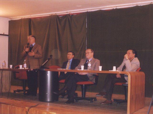 Inaugurazione mostra didattica “Piega su piega” - Curata dal prof. Francesco Manigrasso viene inaugurata la mostra didattica dal titolo “Piega su Piega”. Sul palco dell’auditorium, da sinistra: il Preside del Liceo Scientifico Pietro Lucchese che fa il suo intervento, il Preside Arces, il Provveditore agScarica il file