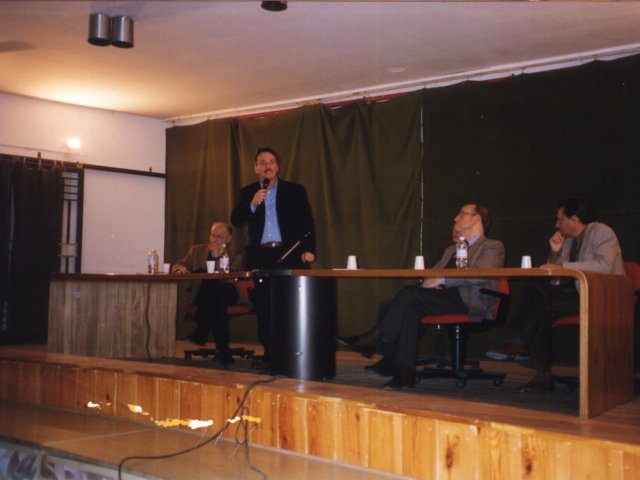 Inaugurazione mostra didattica “Piega su piega” - Curata dal prof. Francesco Manigrasso viene inaugurata la mostra didattica dal titolo “Piega su Piega”. Sul palco dell’auditorium, da sinistra: il Preside del Liceo Scientifico Pietro Lucchese, il Sindaco di Grottaglie Giuseppe Vinci che fa il suo interveScarica il file