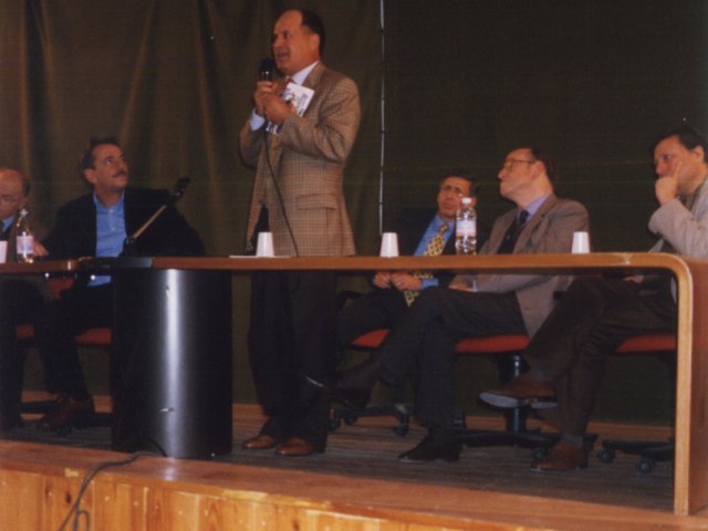 Inaugurazione mostra didattica “Piega su piega” - Curata dal prof. Francesco Manigrasso viene inaugurata la mostra didattica dal titolo “Piega su Piega”. Sul palco dell’auditorium, da sinistra: il Preside del Liceo Scientifico Pietro Lucchese, il Sindaco di Grottaglie Giuseppe Vinci, il prof. Francesco MScarica il file