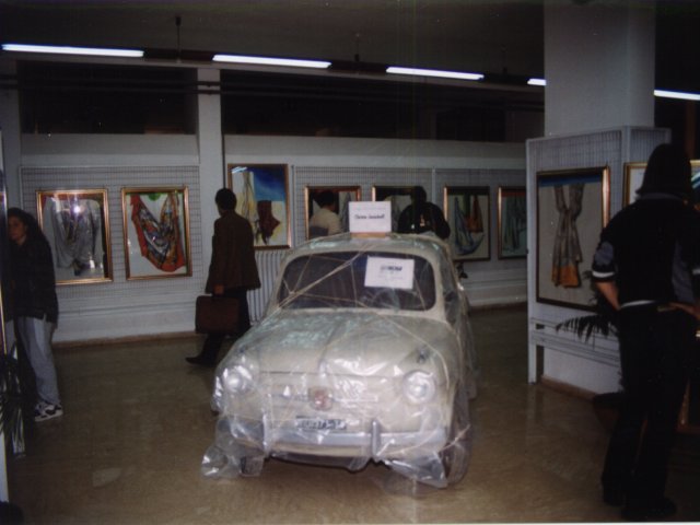 Inaugurazione mostra didattica “Piega su piega” - Curata dal prof. Francesco Manigrasso viene inaugurata la mostra didattica dal titolo “Piega su Piega”. Atrio d’ingresso con una vecchia 600 FIAT impacchettata.Scarica il file