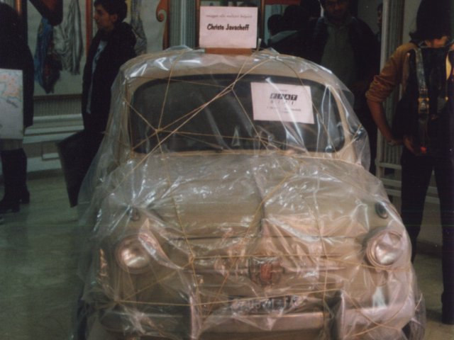 Inaugurazione mostra didattica “Piega su piega” - Curata dal prof. Francesco Manigrasso viene inaugurata la mostra didattica dal titolo “Piega su Piega”. La FIAT 600 impacchettata.Scarica il file