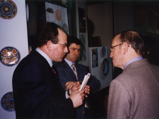 Inaugurazione mostra didattica “Piega su piega” - Curata dal prof. Francesco Manigrasso viene inaugurata la mostra didattica dal titolo “Piega su Piega”. I proff. Antonio Spagnulo e Francesco Maggio si intrattengono con il Provveditore Carducci.Scarica il file