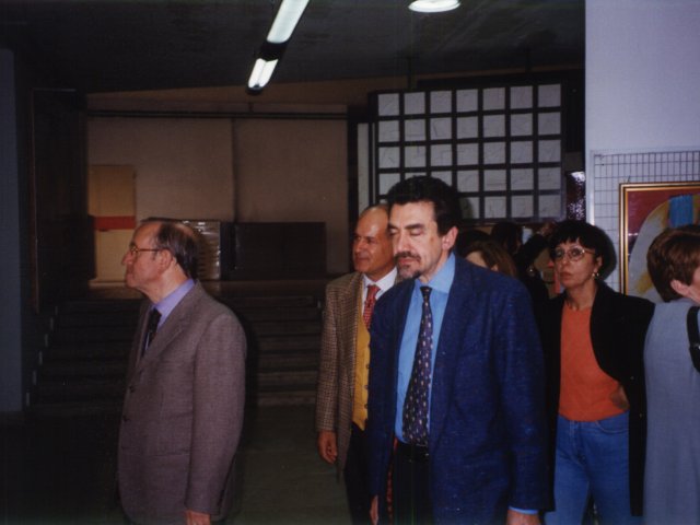 Inaugurazione mostra didattica “Piega su piega” - Curata dal prof. Francesco Manigrasso viene inaugurata la mostra didattica dal titolo “Piega su Piega”. Visita della mostra da parte degli invitati. Nella foto il Provveditore Carducci, il prof. Francesco Manigrasso, il dott. Francesco Terzulli.Scarica il file