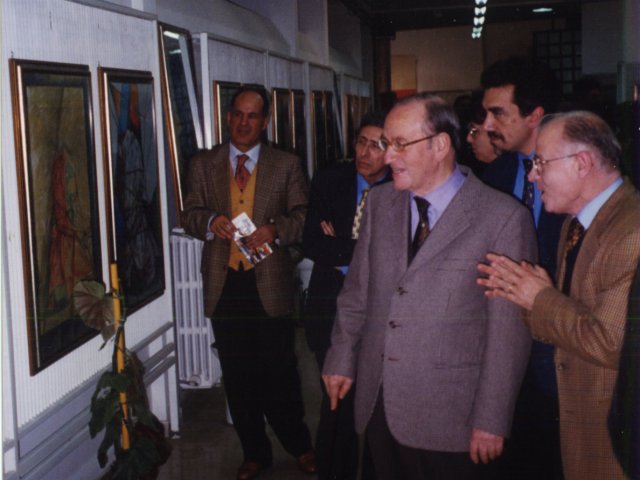 Inaugurazione mostra didattica “Piega su piega” - Curata dal prof. Francesco Manigrasso viene inaugurata la mostra didattica dal titolo “Piega su Piega”. Visita della mostra da parte degli invitati. Nella foto il prof. Francesco Manigrasso, il Preside Antonio Arces, il Provveditore Carducci,  il dott. FrScarica il file