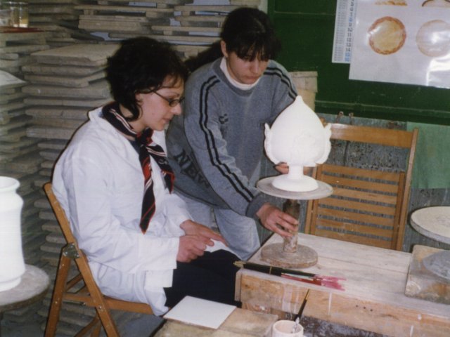 ”La scuola va in bottega” - “La scuola va in bottega” è una iniziativa del prof. Antonio Spagnulo che vede i ragazzi della sezione Ceramica sviluppare i loro lavori all’interno di botteghe del quartiere. Le opere realizzate verranno poi messe in mostra.Scarica il file