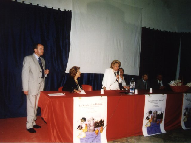 “La scuola va in bottega” viene esposta al Castello Episcopio - L’esperienza didattica “La scuola va in bottega”, curata dal prof. Antonio Spagnulo, viene portata in esposizione nelle sale del Castello Episcopio di Grottaglie. Presentazione dell’evento. Nella foto da sinistra: prof. Antonio Spagnulo, Preside Chiara FaScarica il file