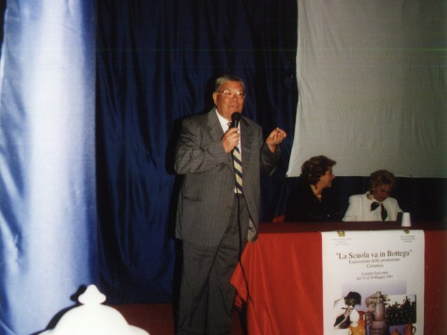 “La scuola va in bottega” viene esposta al Castello Episcopio - L’esperienza didattica “La scuola va in bottega”, curata dal prof. Antonio Spagnulo, viene portata in esposizione nelle sale del Castello Episcopio di Grottaglie. Presentazione dell’evento. Nella foto l’intervento del prof. Cosimo Fornaro.Scarica il file