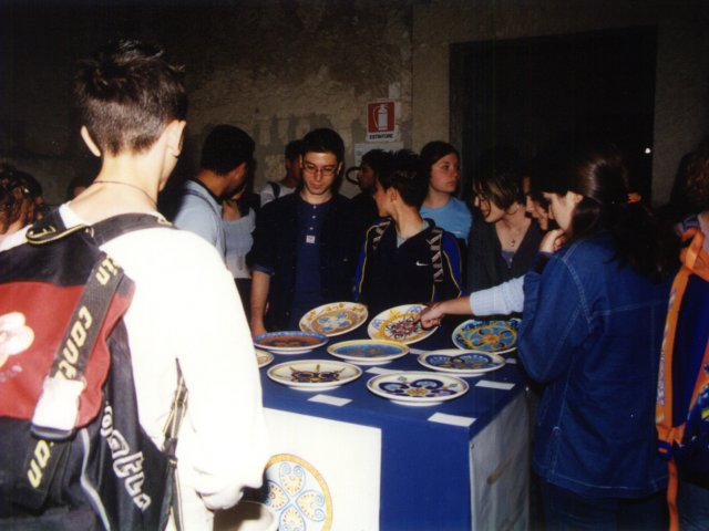 “La scuola va in bottega” viene esposta al Castello Episcopio - L’esperienza didattica “La scuola va in bottega”, curata dal prof. Antonio Spagnulo, viene portata in esposizione nelle sale del Castello Episcopio di Grottaglie. Dopo  la presentazione si passa alla inaugurazione e visita della mostra. Scarica il file