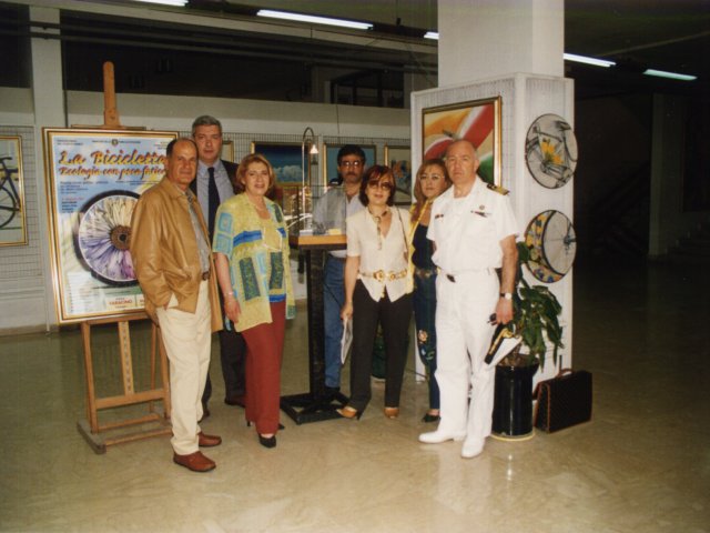 Mostra didattica “La bicicletta con poca fatica” - Curata dal prof. Francesco Manigrasso, si inaugura la mostra didattica “La bicicletta con poca fatica”. Nella foto: il prof. Francesco Manigrasso, ?, la Dirigente Chiara Faiella, il prof. Giuseppe Franchina, ?, la prof.ssa Annamaria Cardamone, ?Scarica il file