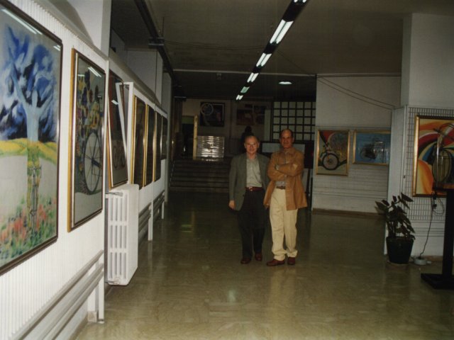 Mostra didattica “La bicicletta con poca fatica” - Curata dal prof. Francesco Manigrasso, si inaugura la mostra didattica “La bicicletta con poca fatica”. Nella foto il prof. Pietro Lucchese, Dirigente scolastico del Liceo Moscati ed il prof. Francesco Manigrasso.Scarica il file