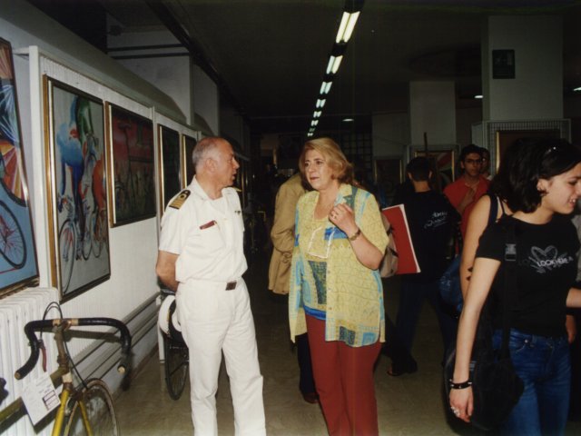 Mostra didattica “La bicicletta con poca fatica” - Curata dal prof. Francesco Manigrasso, si inaugura la mostra didattica “La bicicletta con poca fatica”. Nella foto la Dirigente Chiara Faiella con un ufficiale della MM.Scarica il file