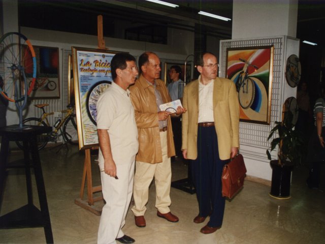 Mostra didattica “La bicicletta con poca fatica” - Curata dal prof. Francesco Manigrasso, si inaugura la mostra didattica “La bicicletta con poca fatica”. Nella foto da sinistra: proff. Domenico Pinto, Francesco Manigrasso e Antonio Spagnulo.Scarica il file