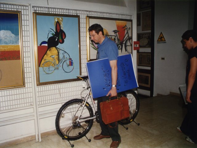 Mostra didattica “La bicicletta con poca fatica” - Curata dal prof. Francesco Manigrasso, si inaugura la mostra didattica “La bicicletta con poca fatica”. Nella foto il prof. Daniele Ninfole.Scarica il file