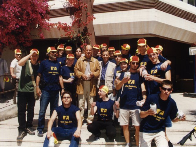 Mostra didattica “La bicicletta con poca fatica” - Curata dal prof. Francesco Manigrasso, si inaugura la mostra didattica “La bicicletta con poca fatica”. Nella foto il gruppo di alunni con i proff. Rolando Schiavilla (terzo da sin.) e Francesco Manigrasso, al centro, che parteciparono alla ciclopasseggiaScarica il file