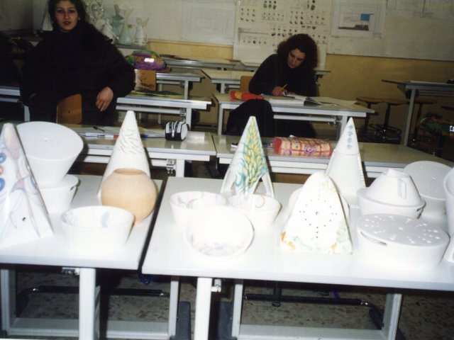 Progetto didattico sul cono - Programmato e sviluppato dal prof. Angelo Galiandro (geometria descrittiva), viene avviato un progetto didattico che ha come fine la realizzazione di lampade da tavolo che hanno in comune la forma base di un cono, sempre però elaborata, sezionata e personScarica il file