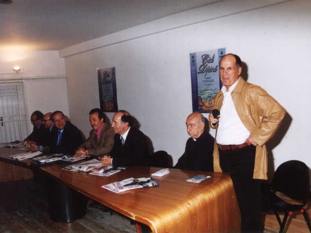 Mostre didattiche “Cieli Dipinti” e “Fotolifting” - Curate rispettivamente dal prof. Francesco Manigrasso e dai proff. Elio Dubla e Antonio Quaranta, si inaugurano le mostre didattiche “Cieli Dipinti” sulla tecnica del tromph-l’oeil e “Fotolifting” sul fotoritocco elettronico di antiche foto. Nella foto: dScarica il file