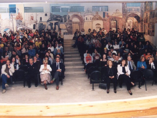 Mostre didattiche “Cieli Dipinti” e “Fotolifting” - Curate rispettivamente dal prof. Francesco Manigrasso e dai proff. Elio Dubla e Antonio Quaranta, si inaugurano le mostre didattiche “Cieli Dipinti” sulla tecnica del tromph-l’oeil e “Fotolifting” sul fotoritocco elettronico di antiche foto. La platea degScarica il file