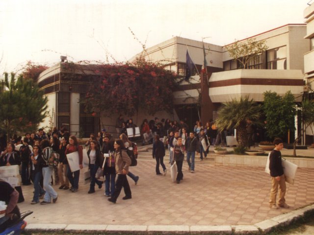 Gli studenti all’uscita da scuola - Gli studenti all’uscita da scuola.Scarica il file