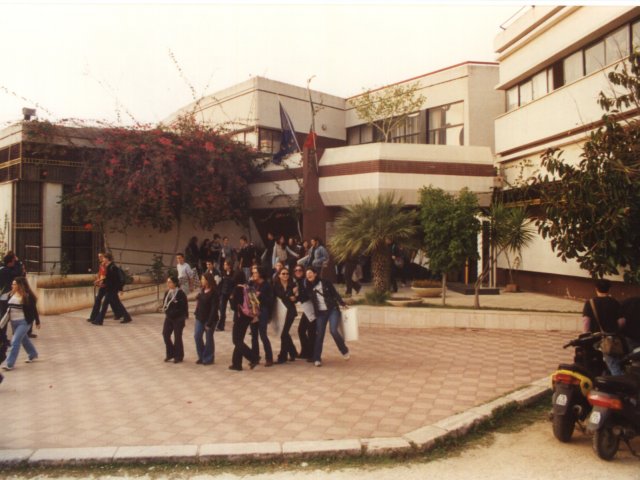 Gli studenti all’uscita da scuola - Gli studenti all’uscita da scuola.Scarica il file