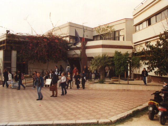 Gli studenti all’uscita da scuola - Gli studenti all’uscita da scuola.Scarica il file