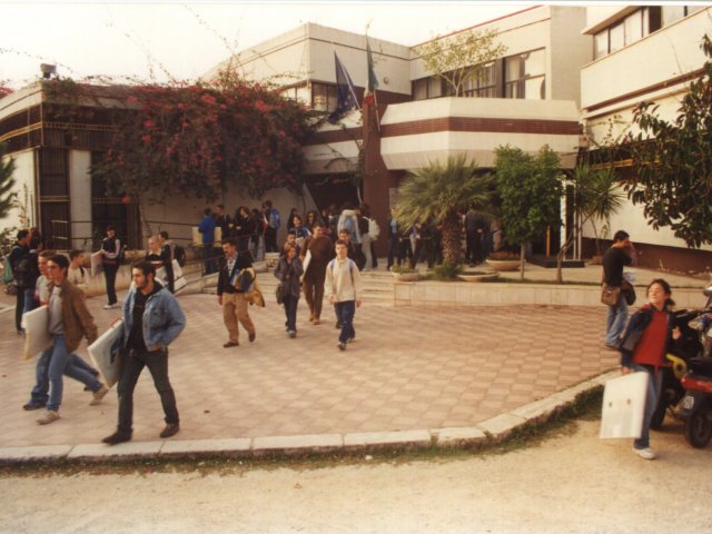 Gli studenti all’uscita da scuola - Gli studenti all’uscita da scuola.Scarica il file